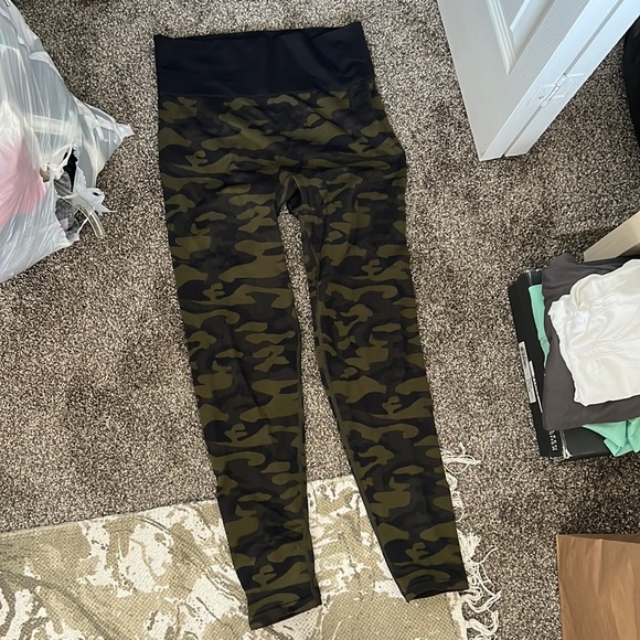 Camo seamless leggings from PINK - Picture 1 of 3